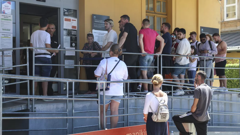 - 05.07.2024 - Upravna enota Ljubljana - Tobačna - vrste čakajočih zaradi stavke //FOTO: Jaka Gasar