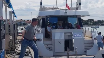 Borut Pahor pomaga pri privezovanju jaht in čolnov. F instagram Boruta Pahorja