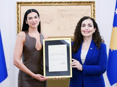 Vjosa Osmani (desno) je Dui Lipi podelila kosovsko državljanstvo. F X profil Vjose Osmani