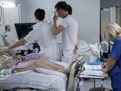 - simbolična fotografija - zdravstvo, zdravnik, medicinska sestra, medicinsko osebje, pacient, bolnica, bolnišnica- 12.03.2025 - ministrica za zdravje Valentina Prevolnik Rupel si je na delovnem obisku v Univerzitetnem kliničnem centru (UKC) ogledala tekoče investicije//FOTO: Jaka Gasar