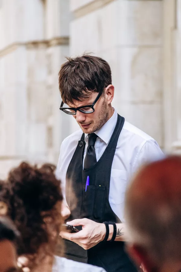 Natakar v legendarni kavarni, kjer je še danes prisoten dunajski duh. / Foto: Istock