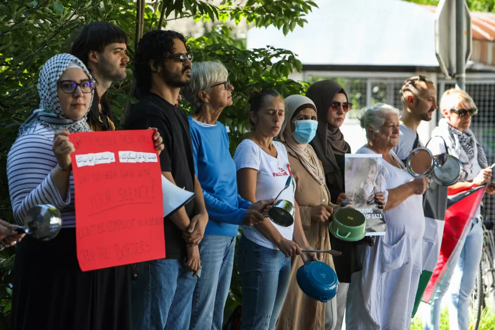 0508.2025. Protest proti genocidu v Gazi pred veleposlaništvom Arabske Republike Egipt v Ljubljani. Foto:Bojan Velikonja 