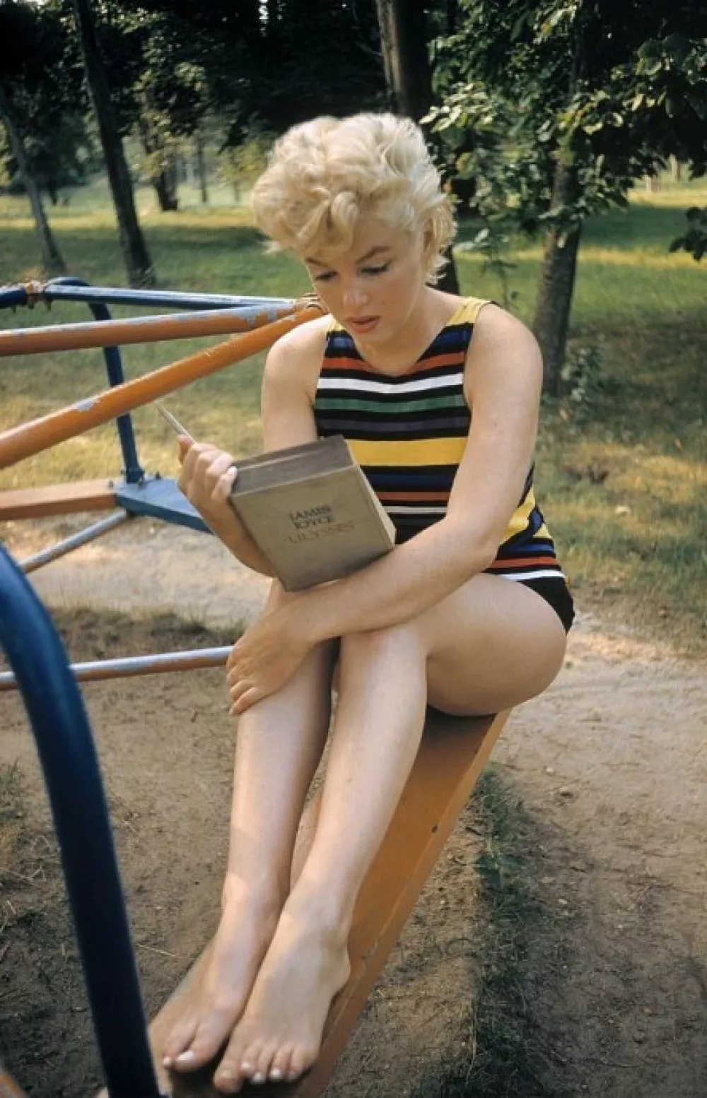 V nasprotju z medijsko prikazano podobo ne prav bistre blondinke je bila Monroejeva, ki jo je vselej mučilo, da nima formalne izobrazbe, v resnici knjižni molj. Za razvedrilo je denimo brala Joycea, Hemingwaya in Kerouaca. 