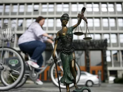 - ilustrativna fotografija - parlament - državni zbor - tožilstvo - pravo - pravičnost - pravosodje - pravica - pravni sistem - kipec boginja pravde Justicija - tehtanje resnice - tehtnica in meč- tematska fotografija - poseg politike v sodstvo//FOTO: Bojan Velikonja / Foto: Bojan Velikonja