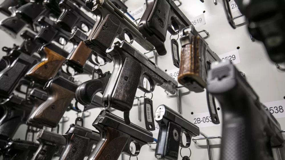 ﻿- pištola, strelno orožje- 28.01.2021 – POLICIJA - Nacionalni forenzični laboratorij (NFL), preiskava materialnih sledi, nastalih pri kaznivih dejanjih ali prekrških, in podaja interpretacije rezultatov preiskav za policijo in pravosodne organe. Vodovodna cesta 95 v Ljubljani //FOTO: Matjaž Rušt / Foto: Matjaž Rušt