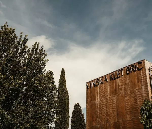 Vinska klet Brič je bila zgrajena po načrtih enega od najpomembnejših slovenskih arhitektov zadnjih desetletij Borisa Podrecce. F IG/Klet Brič