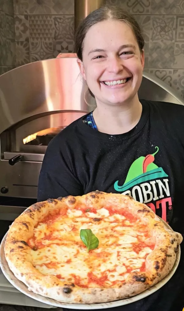 V Marezigah, v pritličju nastanitvenega obrata Casa Oasa kjer je zaživela picerija The Holy Crust vam Anja Suton pripravi odlično napoletansko pico. F visitkoper