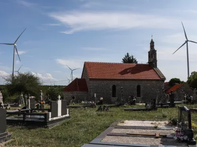 - Vetrna elektrarna, obnovljivi viri energije. Cerkev, vera.- 24.07.2024. - Vetrna elektrarna Pađene v bližini Knina na Hrvaškem je največja vetrna elektrarna na Hrvaškem.//FOTO: Bojan VelikonjaOPOMBA: ZA OBJAVO V OBJEKTIVU!!!!