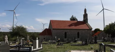 - Vetrna elektrarna, obnovljivi viri energije. Cerkev, vera.- 24.07.2024. - Vetrna elektrarna Pađene v bližini Knina na Hrvaškem je največja vetrna elektrarna na Hrvaškem.//FOTO: Bojan VelikonjaOPOMBA: ZA OBJAVO V OBJEKTIVU!!!!