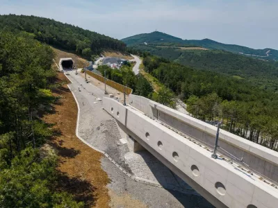 Na odseku od Crnega Kala do Kopra so se zakljucila glavna gradbena dela, kar predstavlja kljucen mejnik pri izgradnji sodobne zelezniske povezave na drugem tiru od Divace do Kopra.