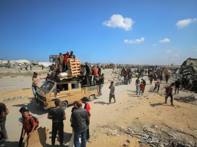 Palestinians seek aid supplies from the U.S.-backed Gaza Humanitarian Foundation (GHF), in the central Gaza Strip, August 4, 2025. REUTERS/Stringer