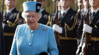 Britanska kraljica Elizabeta II po pristanku na letališču Jožeta Pučnika - Državniški obisk Njenega veličanstva britanske kraljice Elizabete II. in Njegove kraljeve visokosti vojvode Edinburškega v Sloveniji, 21.-23. oktober 2008  // FOTO: Jaka AdamičOPOMBA: ZA OBJAVO V ČASOPISU DNEVNIK