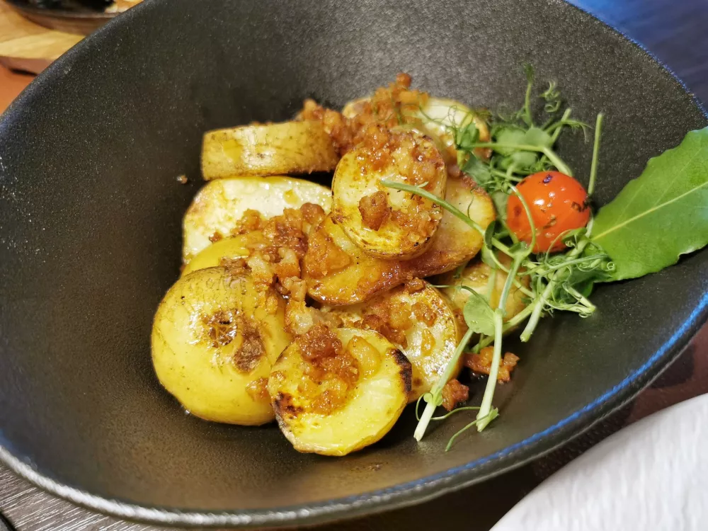 Pečen krompir z ocvirki, Gostilna Trnovski pristan