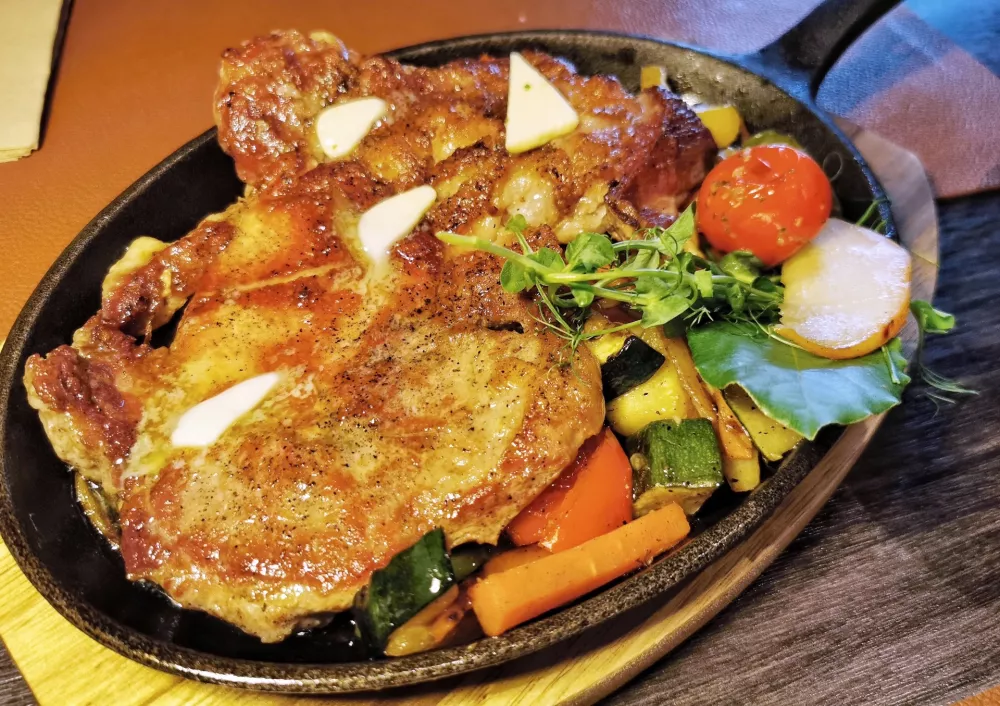 Pečena vratovina, Gostilna Trnovski pristan