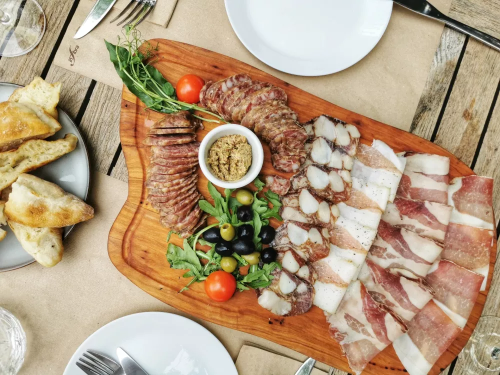 Deska pršuta, pancete, vratovine, salame in klobase, Gostilna Trnovski pristan