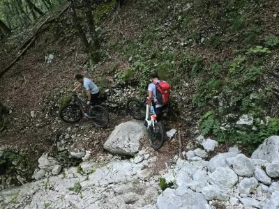 V simpatičnem zapisu so bohinjski gorski reševalci opisali tudi akcijo, v kateri so na planinski poti pomagali tričlanski družini s kolesi, ki jih je tja usmerila aplikacija. 