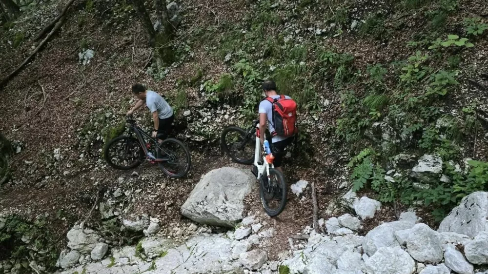 V simpatičnem zapisu so bohinjski gorski reševalci opisali tudi akcijo, v kateri so na planinski poti pomagali tričlanski družini s kolesi, ki jih je tja usmerila aplikacija. 