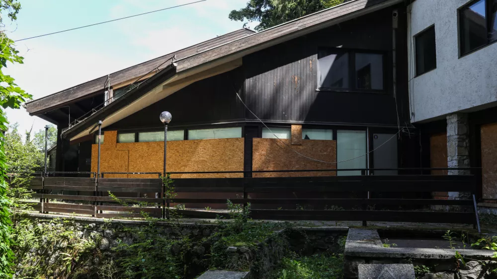  - 04.08.2025. - Propadajoči Motel Močilnik pri Vrhniki.//FOTO: Bojan Velikonja