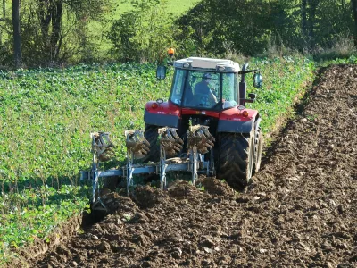 Ljutomer, traktor, njiva, oranje, kmetijsko zemljišče. Foto: Tatjana Pihlar 