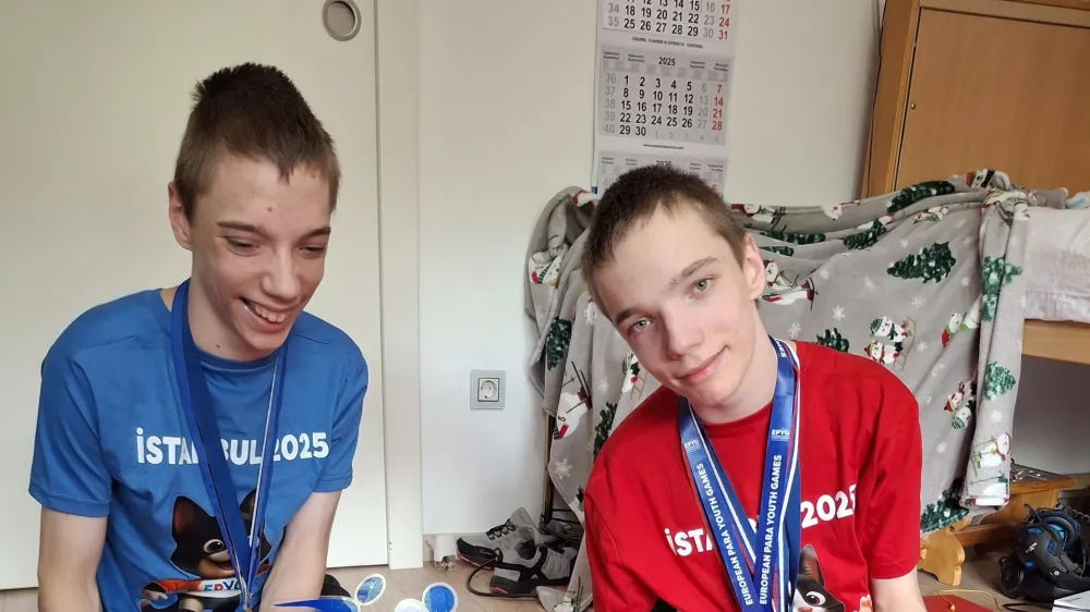 Anže (desno) in Enej sta ob našem obisku navdušeno pripovedovala o svojem športu - bocci, ki ga trenirata šele eno leto, a že dosegata neverjetne rezultate. / Foto: Meta Černoga