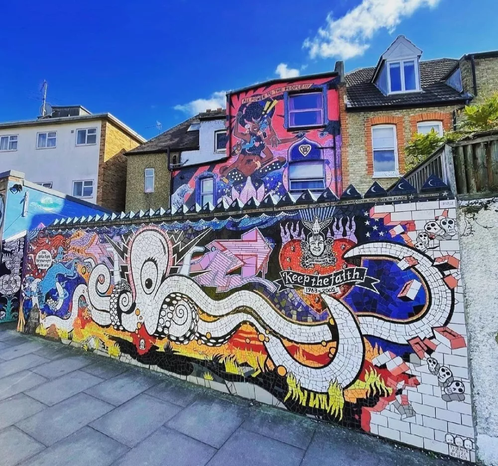 Hišo v prefinjeni četrti Chiswick je lastnica uporabila kot umetniško platno. Zgovoren je tudi zadnji del hiše.  F IG/mosaichousechiswick