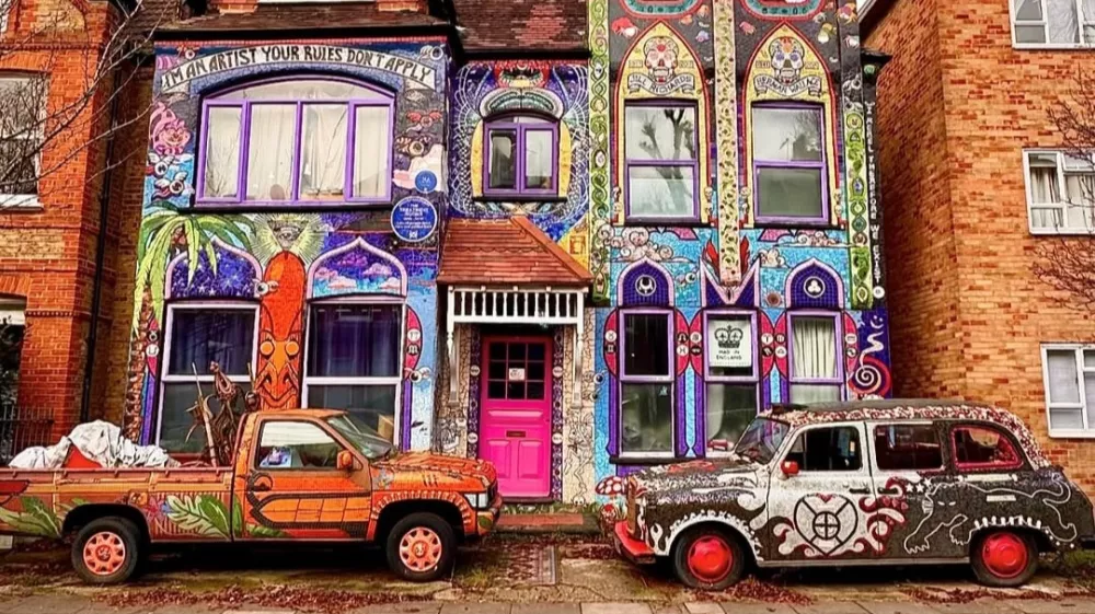 Pred samo hišo boste našli tudi dve vozili, ki sta prav tako okrašeni z mozaiki. F IG/mosaichousechiswick