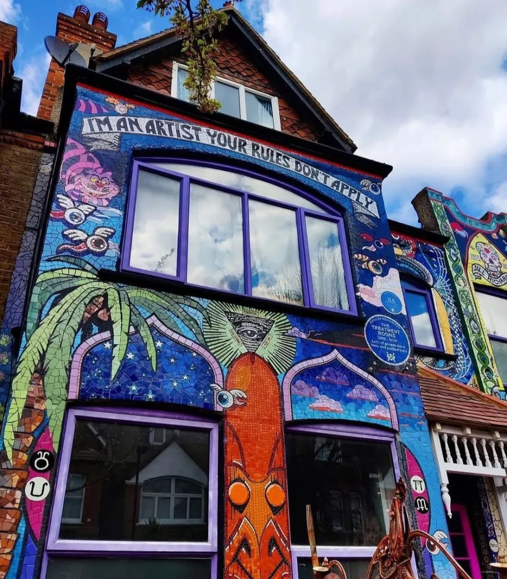 Jasno sporočilo avtorice na pročelju vse bolj priljubljene turistične atrakcije. F IG/mosaichousechiswick