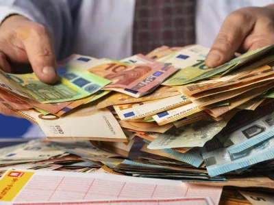 Lottogewinner mit Lottoschein, Eurojackpot-Schein und Bargeld. Rund 100 Lottomillionäre gibt es jedes Jahr in Deutschland. Trotz dieser scheinbar guten Erfolgsaussichten sind die Gewinnchancen in Wahrheit minimal, ein Sechser, vielleicht sogar mit Superzahl und somit der Jackpot-Gewinn, also eher unwahrscheinlich. Symbolfoto, Themenmfoto *** Lottery winner with lottery ticket, Eurojackpot ticket and cash There are around 100 lottery millionaires in Germany every year Despite these seemingly good chances of success, the chances of winning are actually minimal, so a six, perhaps even with a super number and thus winning the jackpot, is rather unlikely Symbol photo, theme photo Foto:xB.xSchubertx/xFuturexImagex lottogewinn_4003,Image: 928121809, License: Rights-managed, Restrictions: imago is entitled to issue a simple usage license at the time of provision. Personality and trademark rights as well as copyright laws regarding art-works shown must be observed. Commercial use at your own risk., Model Release: no / Foto: Profimedia