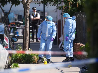05 August 2025, United Kingdom, London: Forensic police officers at the scene on Dynevor Road in Stoke Newington after a 45-year-old man is shot dead in north London. Metropolitan Police find the victim with gunshot injuries in the early hours of Tuesday. A murder investigation is underway, but no arrests have been made. Photo: James Manning/PA Wire/dpa