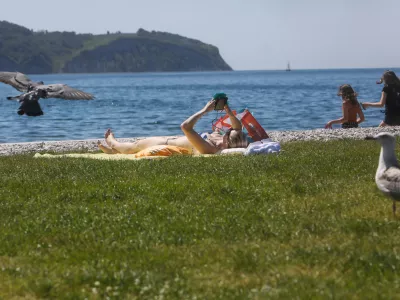 - 29.04.2024. Sončenje na mestni plaži v Izoli.- Turizem, kožni rak,  //FOTO: Bojan Velikonja
