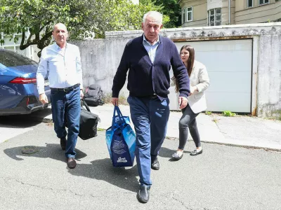 04.08.2025., Ulica Josipa Kozarca, Zagreb - Dolazak Ive Sanadera u obiteljsku kucu u Kozarcevoj ulici nakon izlaska iz zatvora.. Ivo Sander vratio se kuci u pratnji odvjetnika Dragana Crnkovica. Ivo Sanader, bivsi hrvatski premijer, uvjetno je pusten na slobodu nakon sto je odlukom vijeca Zupanijskog suda u Sisku prihvacen prijedlog za njegov uvjetni otpust iz Kaznionice u Lipovici–Popovaci.  Photo: Goran Stanzl/PIXSELL
