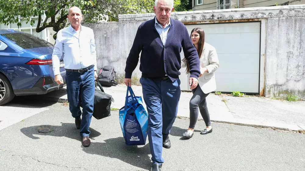 04.08.2025., Ulica Josipa Kozarca, Zagreb - Dolazak Ive Sanadera u obiteljsku kucu u Kozarcevoj ulici nakon izlaska iz zatvora.. Ivo Sander vratio se kuci u pratnji odvjetnika Dragana Crnkovica. Ivo Sanader, bivsi hrvatski premijer, uvjetno je pusten na slobodu nakon sto je odlukom vijeca Zupanijskog suda u Sisku prihvacen prijedlog za njegov uvjetni otpust iz Kaznionice u Lipovici–Popovaci.  Photo: Goran Stanzl/PIXSELL