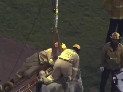 Ženska se je tik pred padcem slekla, tako da je bila med reševalno akcijo gola. 