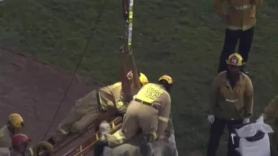 Ženska se je tik pred padcem slekla, tako da je bila med reševalno akcijo gola. 