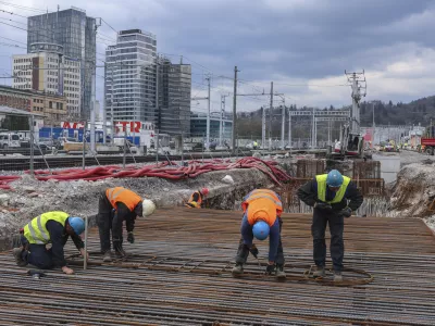 - 01.04.2025 - ogled nadgradnje železniške postaje Ljubljana - gradnja, gradbišče, železnica, delavec, politika, minister župan//FOTO: Jaka Gasar
