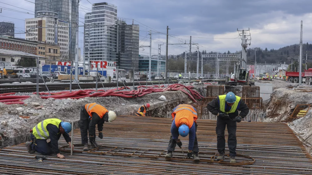 - 01.04.2025 - ogled nadgradnje železniške postaje Ljubljana - gradnja, gradbišče, železnica, delavec, politika, minister župan//FOTO: Jaka Gasar