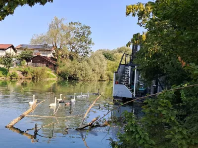 Plavajoče hiške čakajo na novega kupca na privezu na območju Livade daleč od centra mesta. Foto: Miha K. Turk 