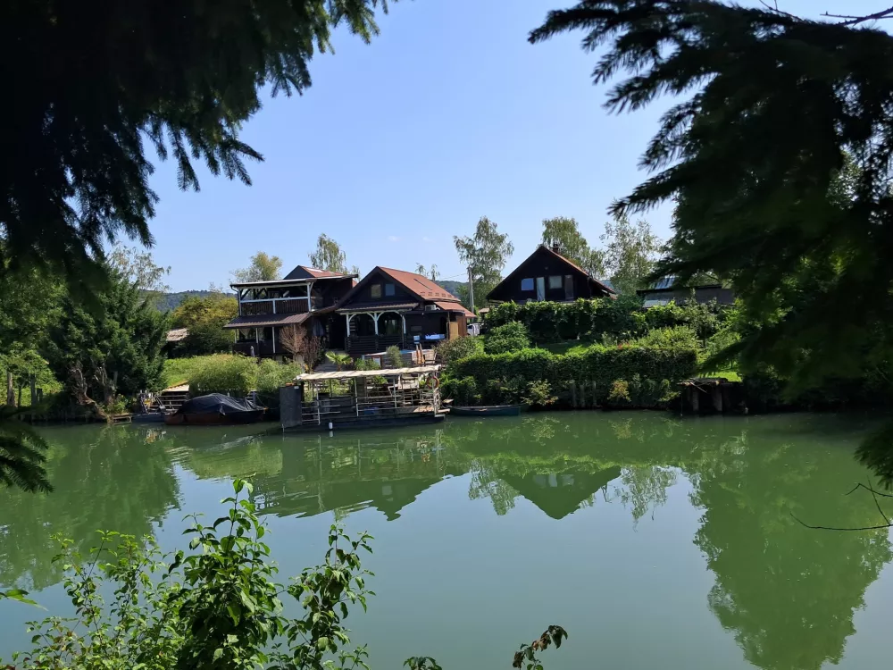 Občina je lani načrtovala, da bi hišice upravljal zasebnik, ki se ukvarja s turizmom na območju Livade. Ker niso mogli zagotoviti legalnnosti prenočevanja na reki so hišice umaknili na bližnje parcele. Zasebniku pa so povrnili stroške priklopa hišice. F: Miha K. Turk 