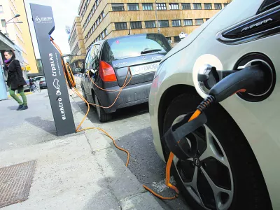 ﻿- električna polnilnica v Ljubljani - polnilna postaja - črpalka - električna mobilnost - vozilo z električno energijo - hibridna vozila - električno vozilo - vozilo na elektriko   //FOTO: Tomaž Zajelšnik