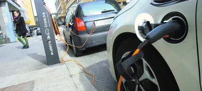 ﻿- električna polnilnica v Ljubljani - polnilna postaja - črpalka - električna mobilnost - vozilo z električno energijo - hibridna vozila - električno vozilo - vozilo na elektriko   //FOTO: Tomaž Zajelšnik