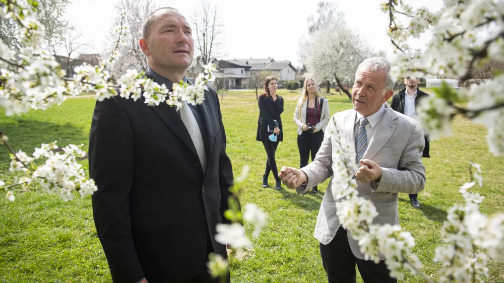 Ljubljana, Botanicni vrt.Kmetijski minister Joze Podgorsek je obiskal Botanicni vrt Univerze v Ljubljani, kjer se je srecal z vodstvom.Kmetijski minister Joze Podgorsek in vodja botanicnega vrta Joze Bavcon.