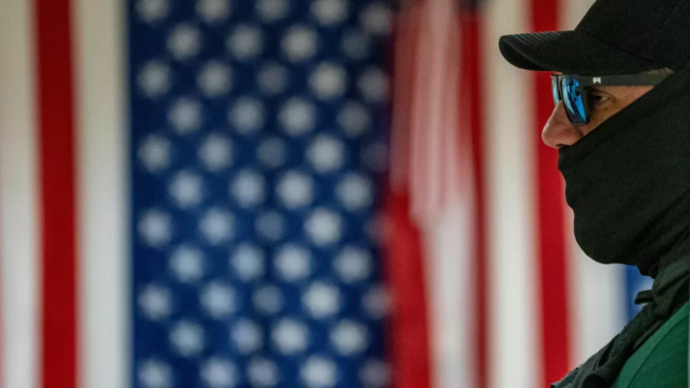 FILE PHOTO: A U.S. Customs and Border Protection officer stands guard as he waits to make detainments at U.S. immigration court in Manhattan, in New York City, U.S., July 22, 2025. REUTERS/David 'Dee' Delgado/File Photo