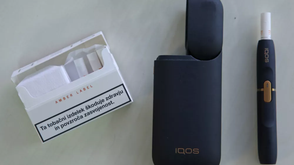 ﻿- 31.01.2018 - elektronski cigaret - naprava za kajenje na segreti zrak IQOS - tobačnega giganta Philip Morrris, tobačni izdelek//FOTO: Tomaž Skale