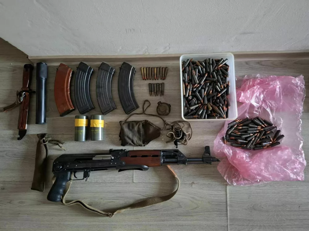 Policisti so našli in zasegli še avtomatsko puško s pripadajočimi okvirji, škatlo s 466 naboji ter dvema kosoma eksplozivnega sredstva topovski udar M81. 