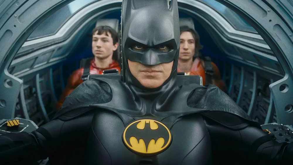 V filmu Flash trčijo filmski svetovi. Michael Keaton je ob naslovnem junaku, ki ga igra Ezra Miller, znova Batman. F Warner Brothers Pictures