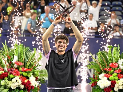 Aug 7, 2025; Toronto, ON, Canada;  Ben Shelton (USA) lifts the winners trophy after defeating Karen Khachanov during the singles final at Sobeys Stadium. Mandatory Credit: Dan Hamilton-Imagn Images
