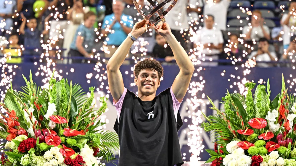 Aug 7, 2025; Toronto, ON, Canada;  Ben Shelton (USA) lifts the winners trophy after defeating Karen Khachanov during the singles final at Sobeys Stadium. Mandatory Credit: Dan Hamilton-Imagn Images