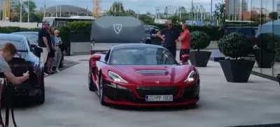 Rimac Nevera, ki ga je kupil Luka Dončić. Dončić za volanom pred hotelom Plata v Ljubljani, avgust 2025.