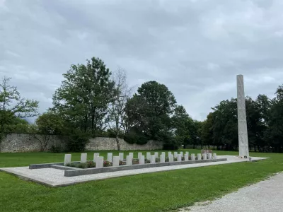 V Grajskem parku prenovili grobišče s spomenikom