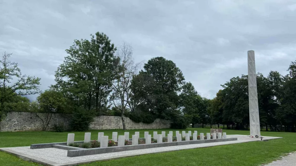 V Grajskem parku prenovili grobišče s spomenikom